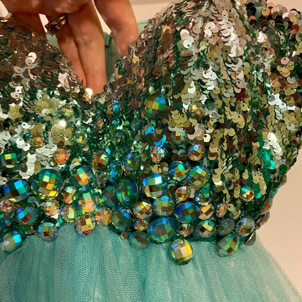 Dress - Picture 4 of 8